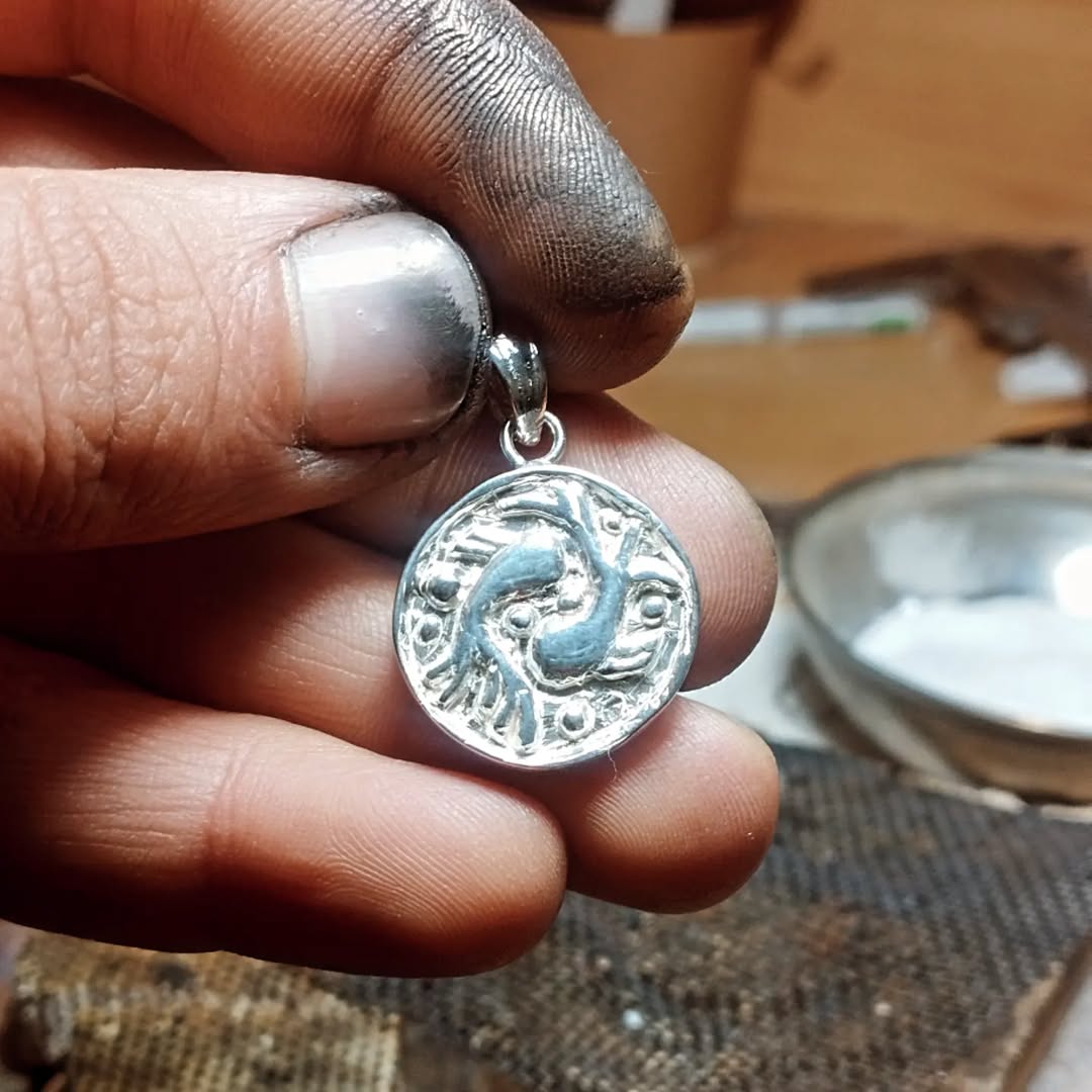 اویز نقره نماد ماه اسفند