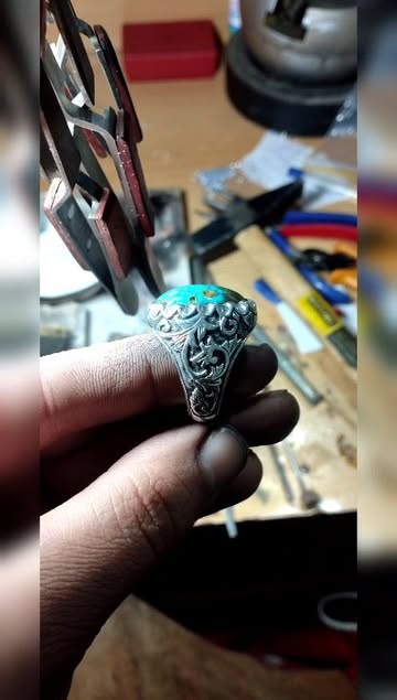 انگشتر فیروزه ناب نیشابور قلمزنی مسرت نقره ۹۲۵ وزن ۲۱ گرم